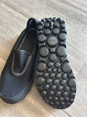 3/$15 Skechers women’s go walk sz6